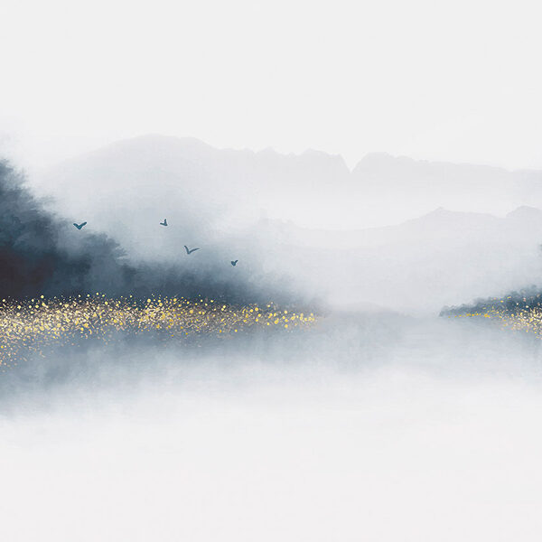 Paysage brumeux avec des arbres et des oiseaux volant dans le ciel