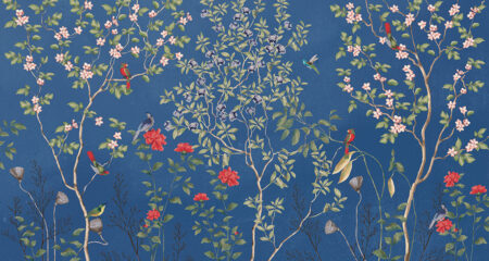 Papier peint avec des branches d’arbres, des fleurs et des oiseaux