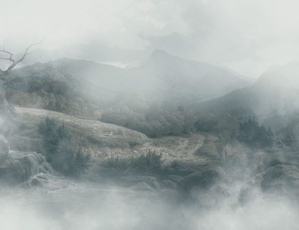 Papier peint de la montagne et du champ dans le brouillard